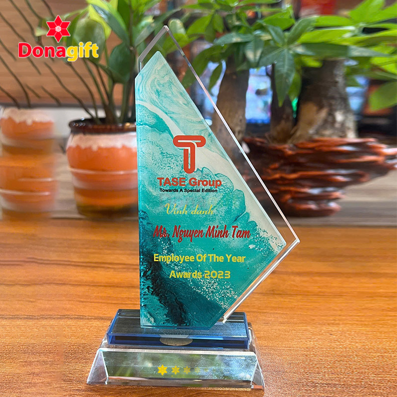 Cúp pha lê tam giác nghiêng TASE Group