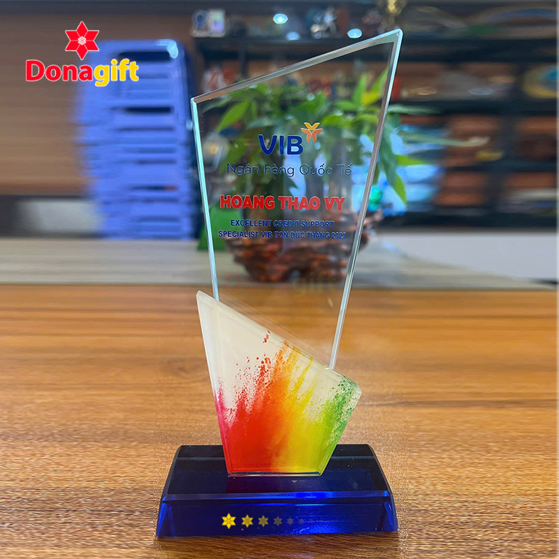 Cúp Thủy Tinh Pha Màu Vinh Danh VIB