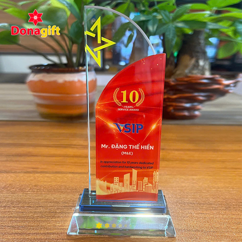 Kỷ niệm chương thủy tinh vinh danh 10 năm cống hiến