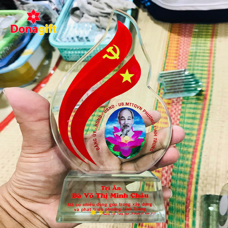 Kỷ niệm chương pha lê ngọn lửa tri ân