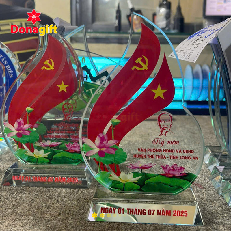 Kỷ niệm chương pha lê hình ngọn lửa in cờ Đảng và cờ Tổ quốc, hoa sen