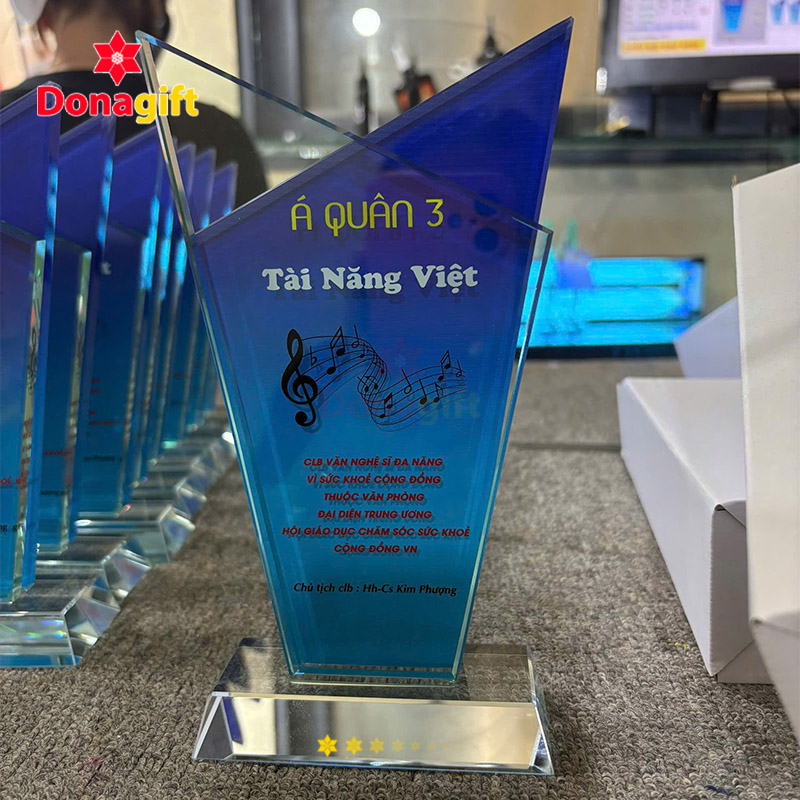 Cúp pha lê xanh khắc nốt nhạc trao giải Á Quân