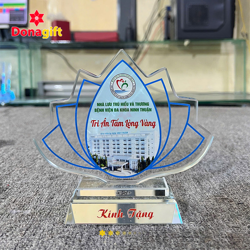 Kỷ niệm chương bông sen tri ân – Bệnh viện Đa khoa Ninh Thuận