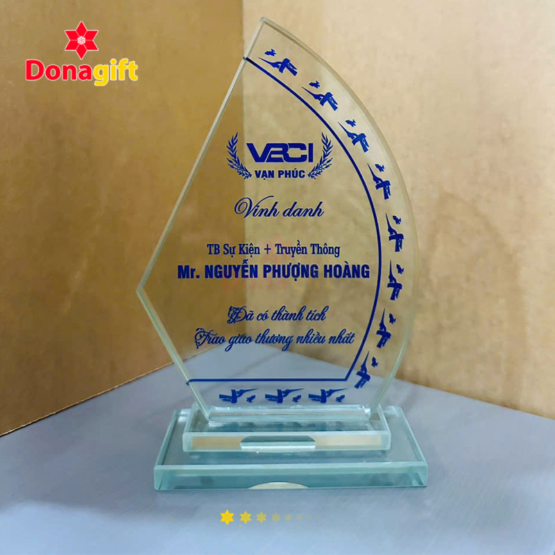 Cúp pha lê trao giải thành tích xuất sắc