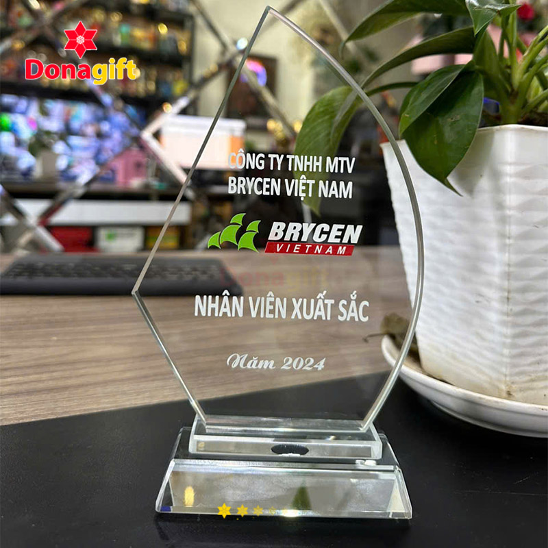 Cúp pha lê vinh danh Nhân viên xuất sắc Brycen Việt Nam 2024