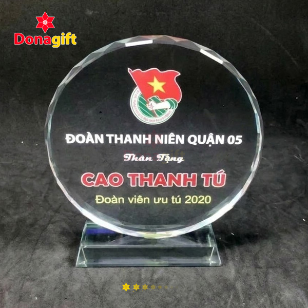 Cận cảnh cúp pha lê Đoàn Thanh niên chất liệu trong suốt cao cấp