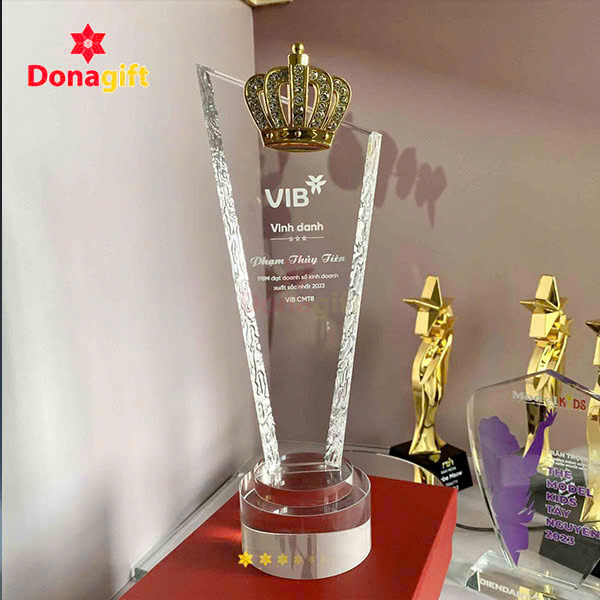 Cúp vinh danh VIB bằng thủy tinh pha màu chuẩn nhận diện