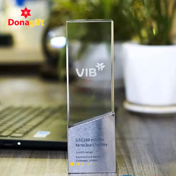 Cúp vinh danh thủy tinh VIB in UV sắc nét, bền màu