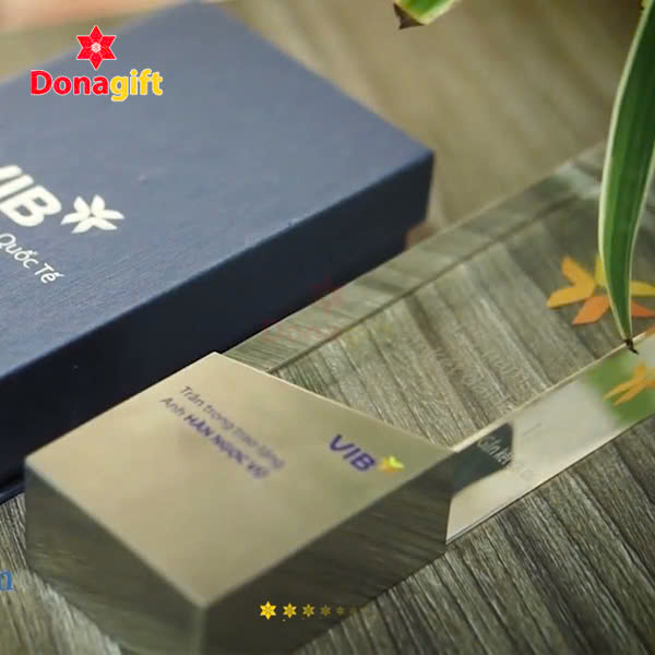 Cúp thủy tinh pha màu VIB tinh tế, nổi bật thương hiệu