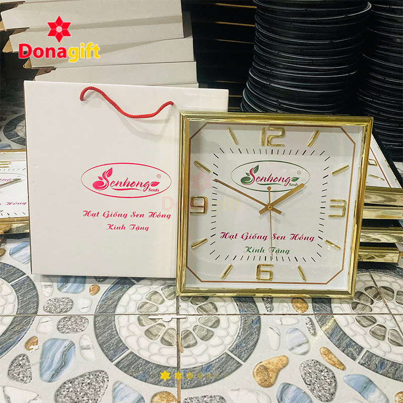 đồng hồ treo tường vuông viền vàng in logo "Senhong" – Hạt Giống Sen Hồng