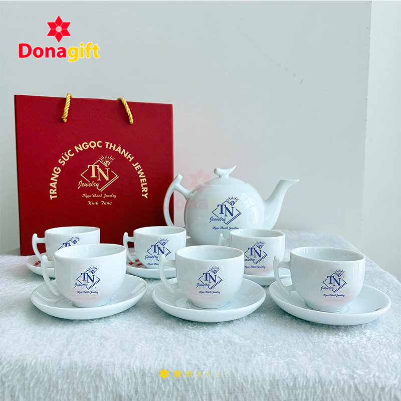Bộ ấm chén sứ trắng in logo – quà tặng Trang Sức Ngọc Thành Jewelry