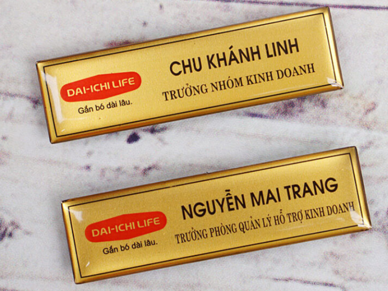 Thẻ tên nhân viên in logo doanh nghiệp – phụ kiện nhận diện chuyên nghiệp cho đồng phục công ty