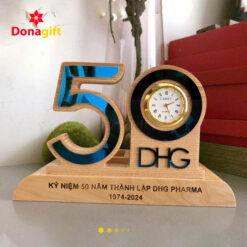 dong-ho-go-de-ban-thiet-ke-so-nam-ky-niem-lam-qua-tang