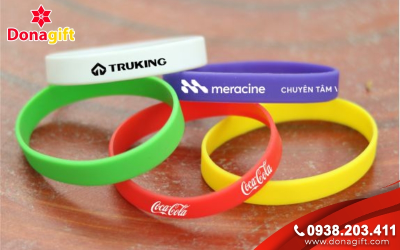 Mẫu vòng tay cao su in tên lớp hoặc khẩu hiệu là phụ kiện được nhiều học sinh yêu thích.