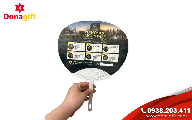 Quạt cầm tay là vật dụng hữu ích trong các chương trình ngoại khóa, dã ngoại và hoạt động tập thể.