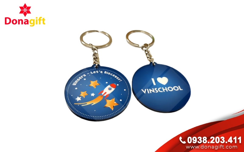 Móc khóa lưu niệm dành tặng học sinh là món quà nhỏ gọn nhưng mang nhiều ý nghĩa kỷ niệm.