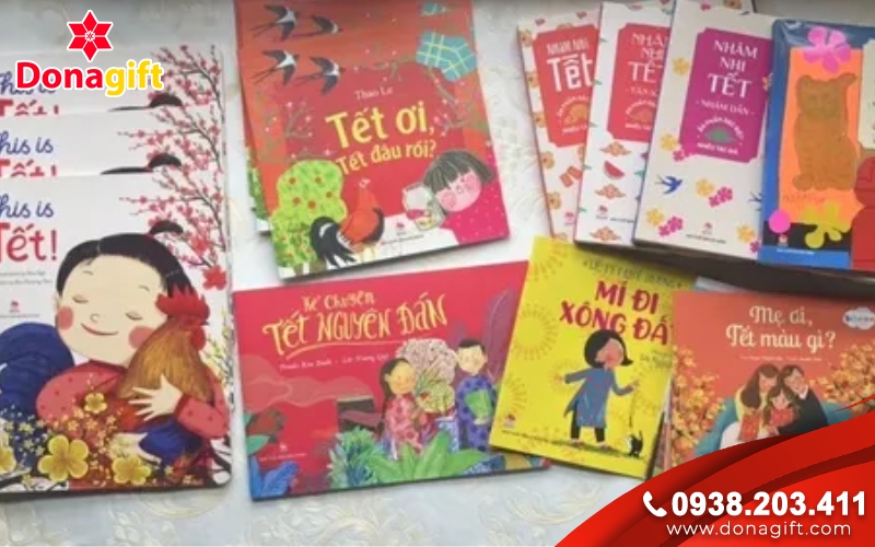 Các món quà Tết phổ biến cho học sinh gồm bánh kẹo, bình nước, sổ tay, hộp bút và bộ dụng cụ học tập.