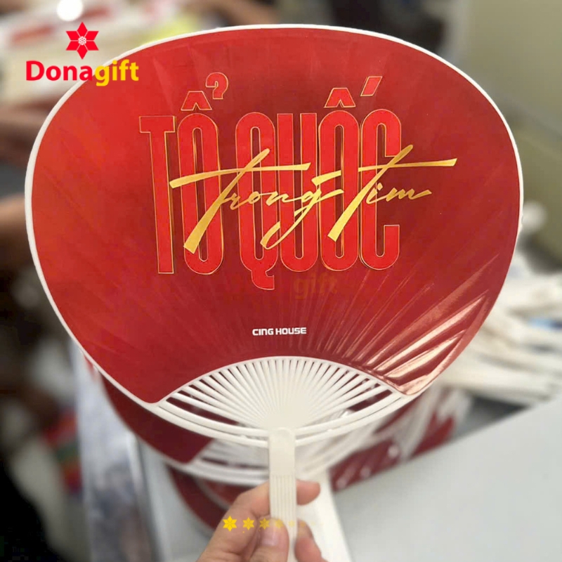 Mẫu quạt nhựa cầm tay in logo Cing House dùng quảng bá thương hiệu