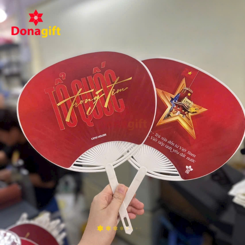 Quạt nhựa cầm tay in logo Cing House thiết kế theo yêu cầu doanh nghiệp