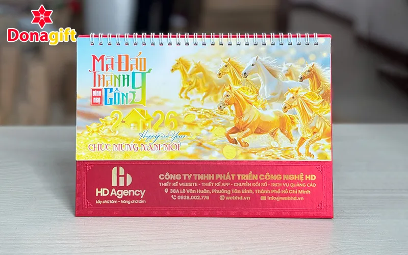 Lịch để bàn lò xo in logo doanh nghiệp, đế ép kim do DonaGift sản xuất