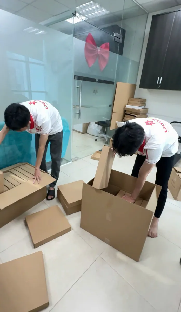 Nhân viên DonaGift dựng thùng carton để đóng gói quà tặng
