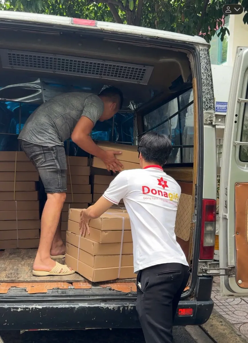 Nhân viên DonaGift xếp thùng lịch Tết lên xe giao hàng