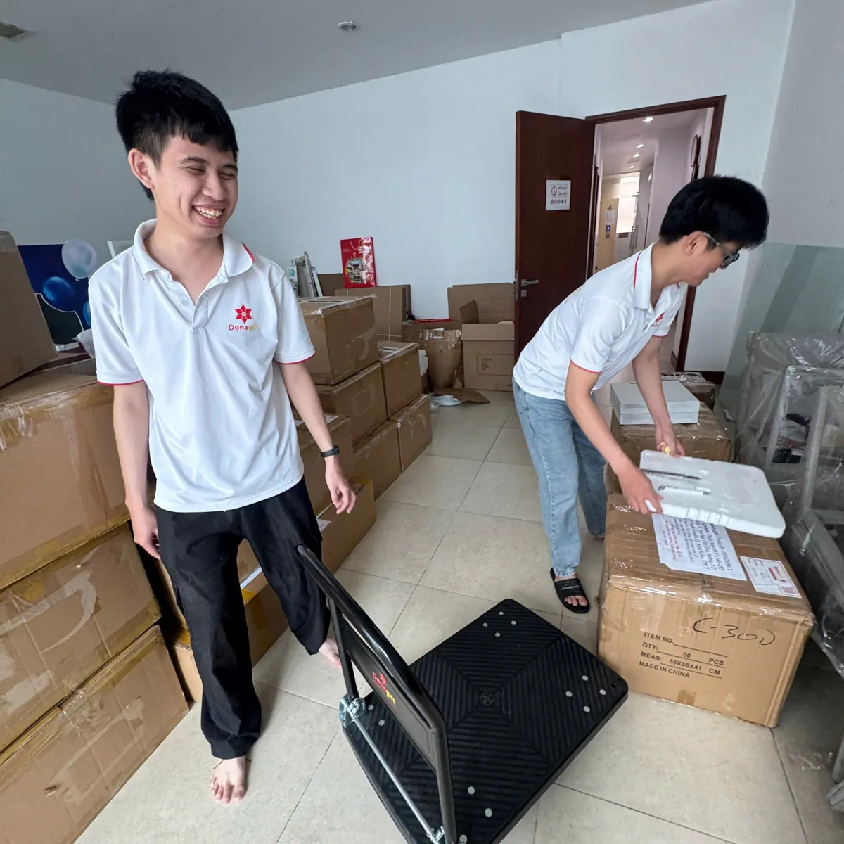 Nhân viên DonaGift kiểm đếm thùng lịch Tết thành phẩm trước khi giao