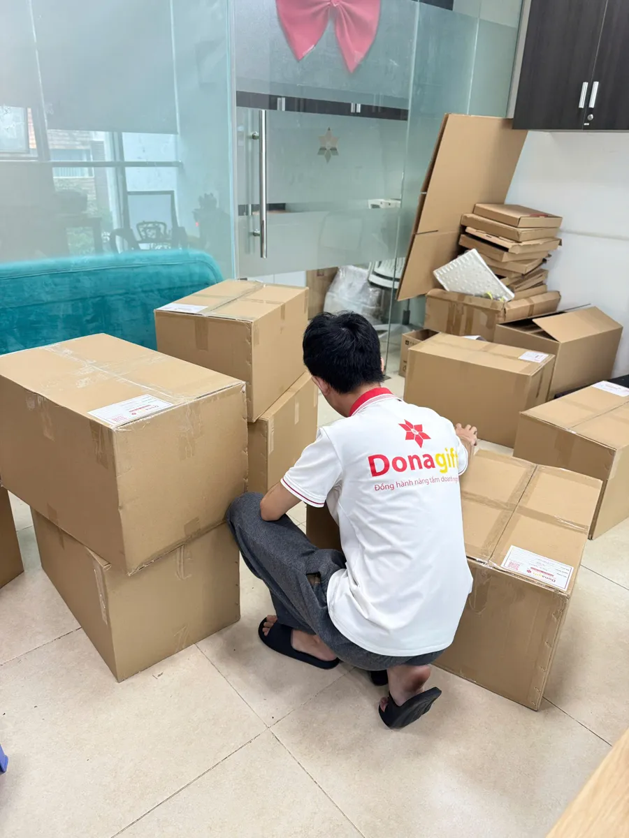Kiểm tra thùng hàng thành phẩm trong kho DonaGift