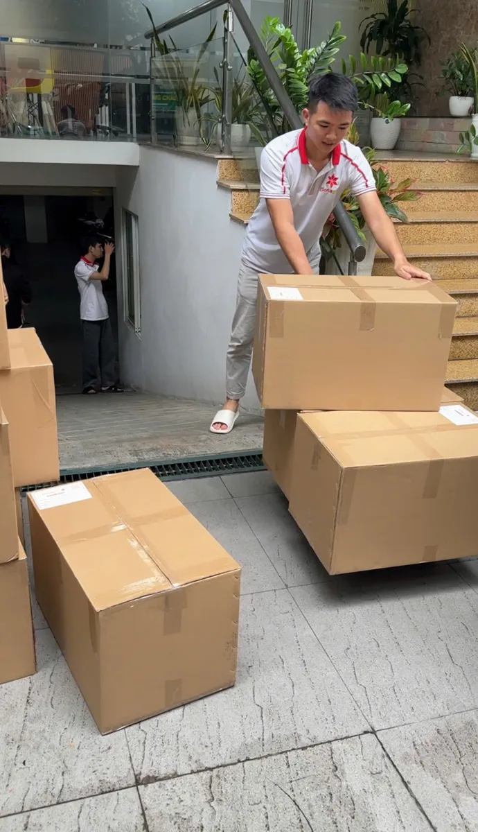 Nhân viên DonaGift sắp xếp thùng hàng trước khi xuất kho