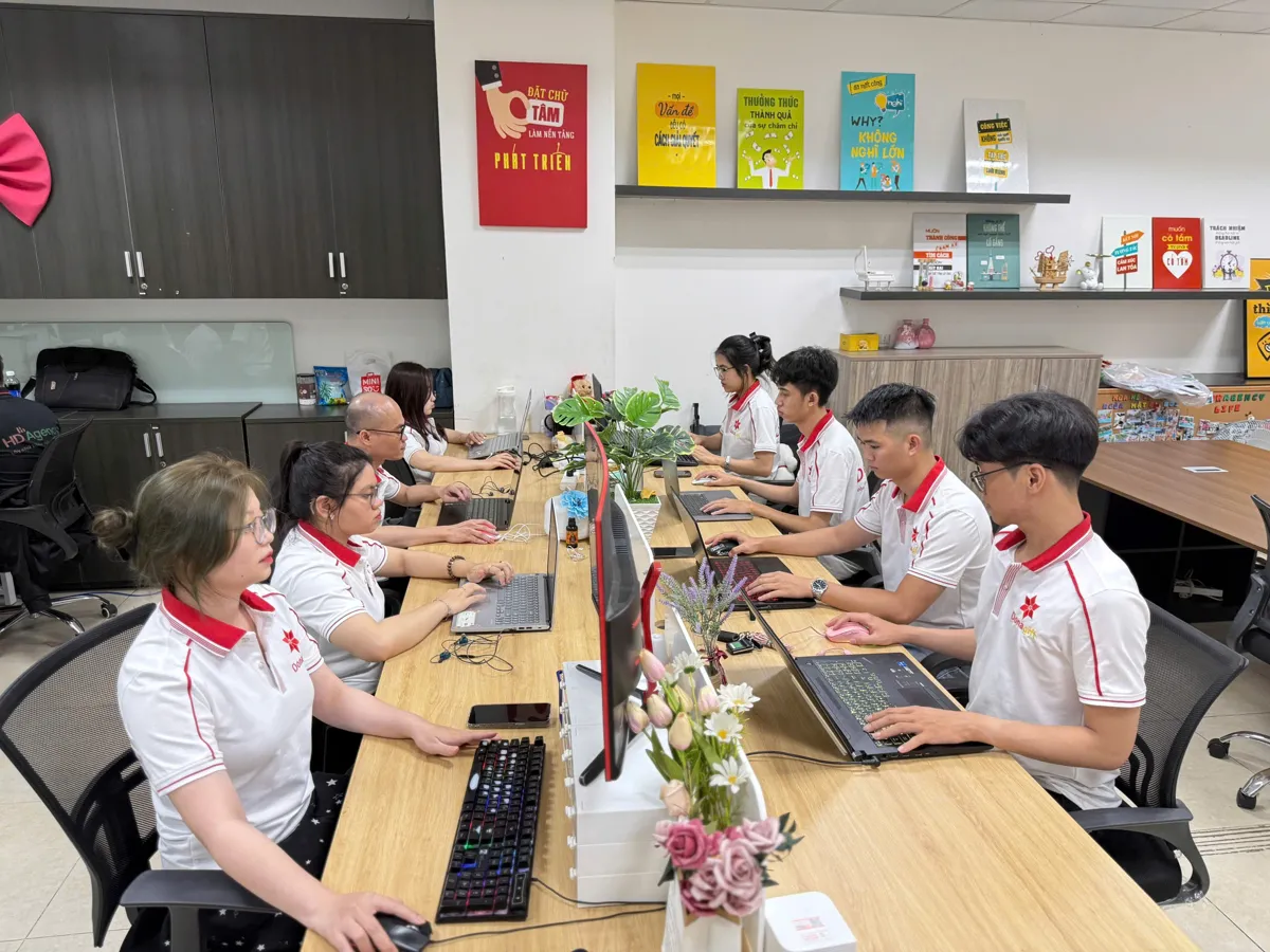 Đội ngũ tư vấn và thiết kế DonaGift làm việc tại văn phòng